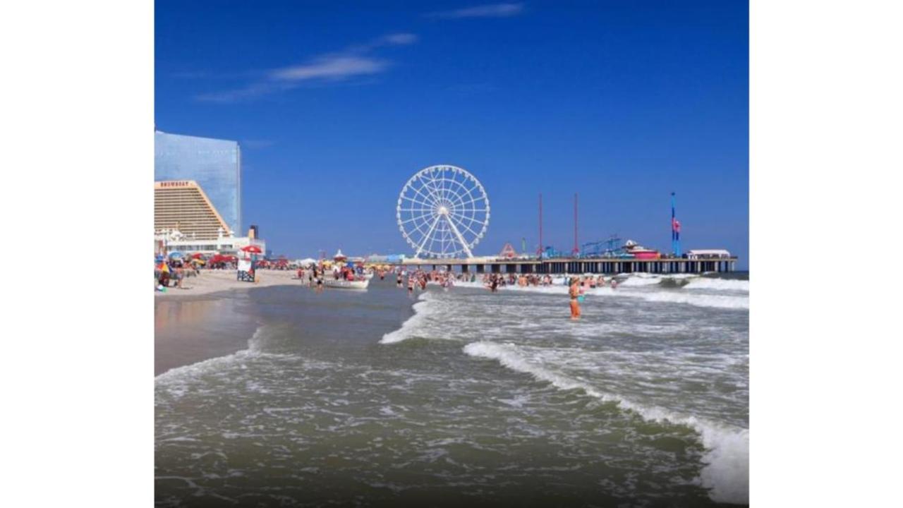 Cozysuites Showboat Modern Beachside Inn *