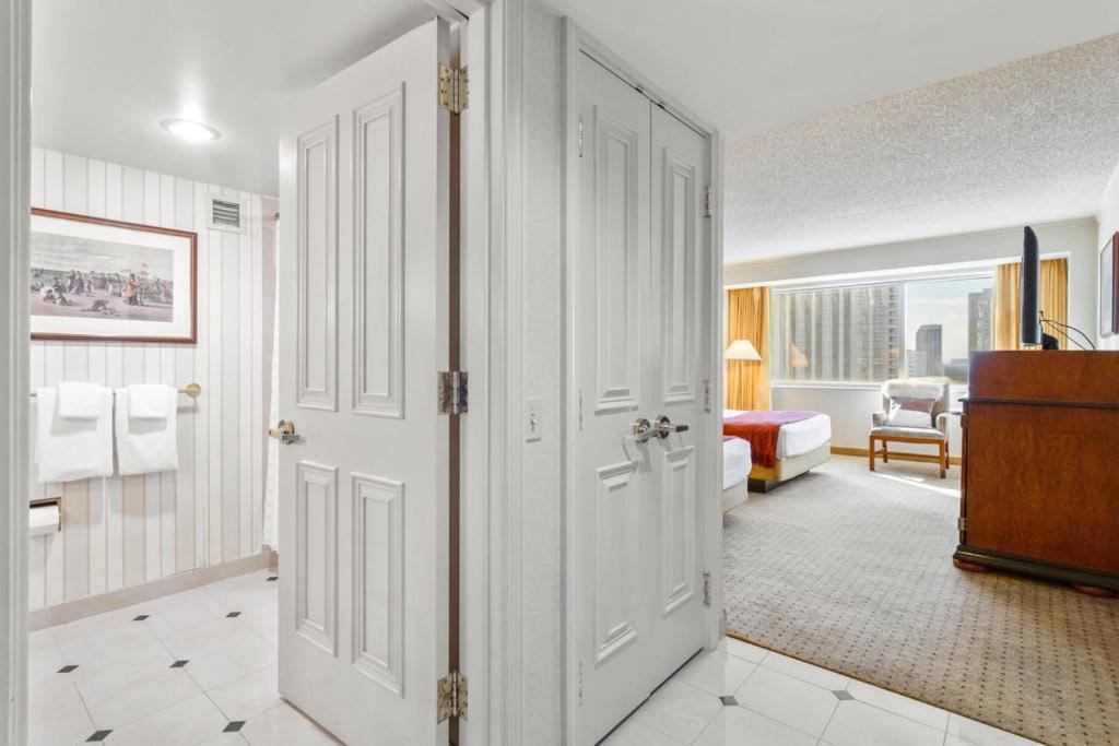 Cozysuites Showboat Modern Beachside Inn *